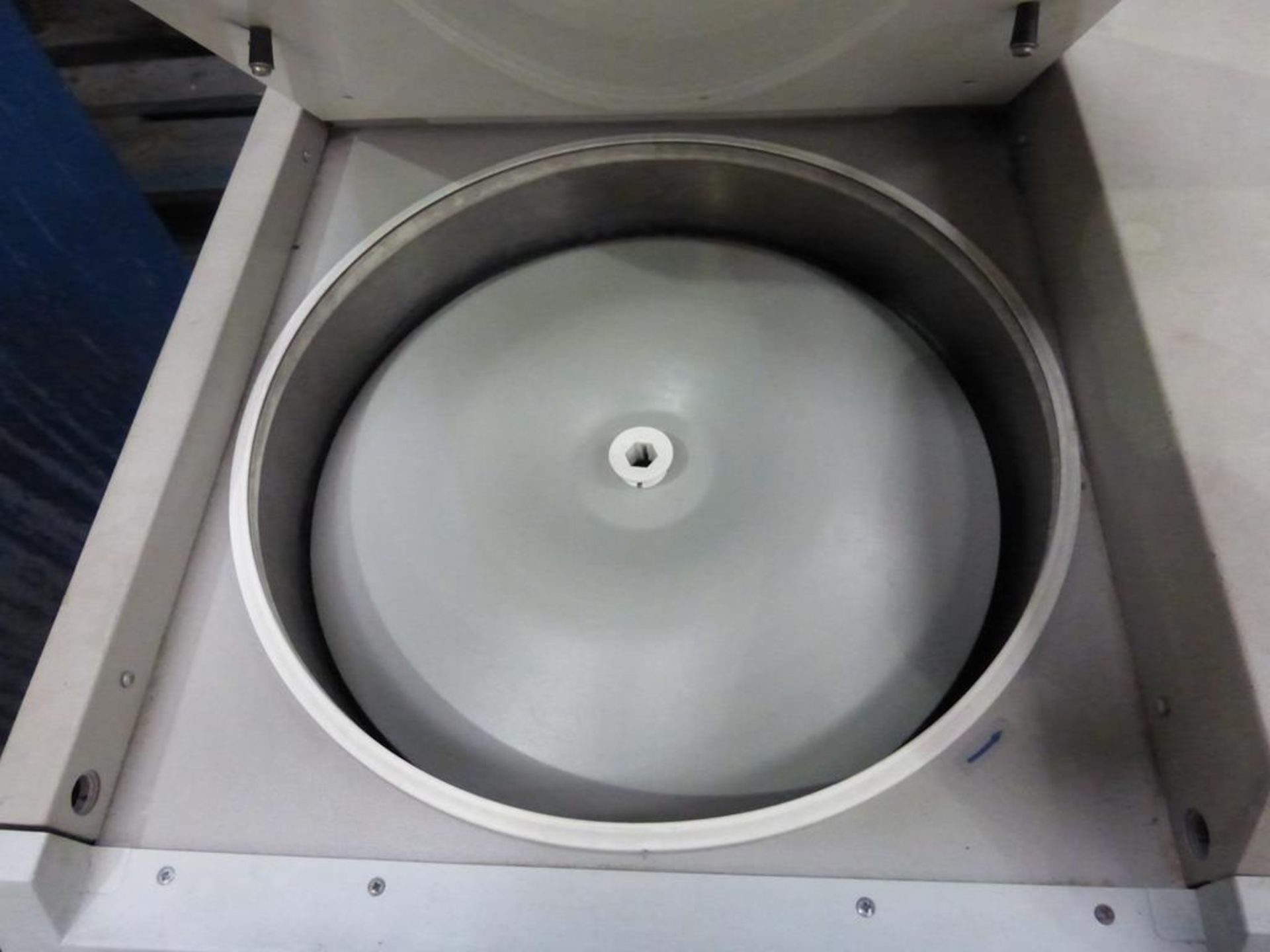 Sanyo MSE Falcon 6/300 Refrigerated Large Bench Centrifuge. Please Note there is a £5 + VAT Lift out - Image 3 of 3