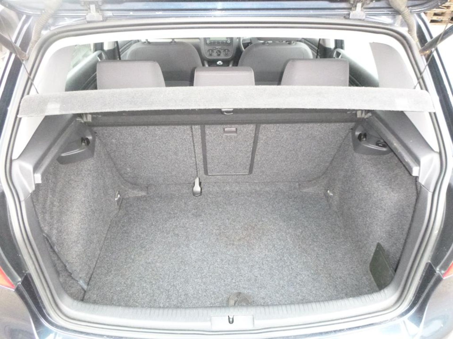 A VW Golf TDI SE 5 door hatchback - Image 13 of 14