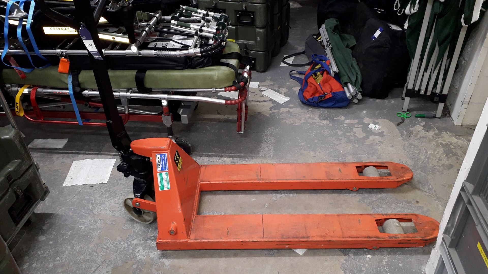 2000kg Hand Hydraulic Pallet Truck - Image 2 of 2