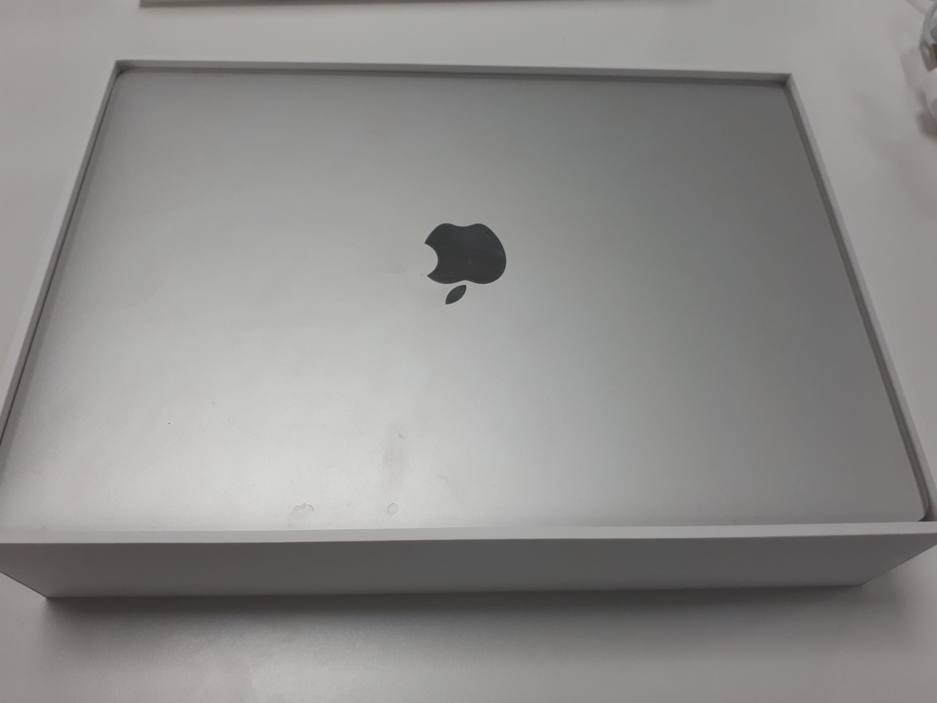 Apple A1932 13” Macbook Air 1.6Ghz, 8GB Ram, Serial Number CO2XN49GJK7G Silver with 2 x Novoo USB - Image 2 of 4