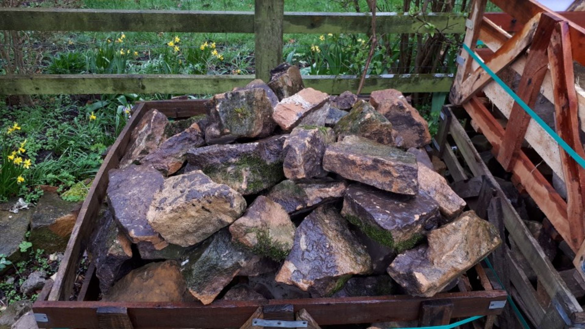 Assortment of Bullwell sandstone to 4 x crates *Please note, there are no loading facilities on - Image 2 of 4