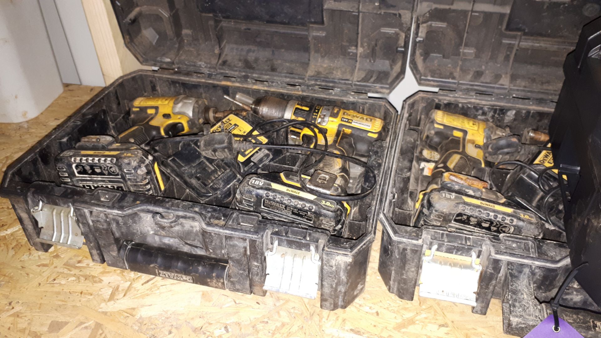 Assortment of electrical hand tools, including 4 x DeWalt cordless drills, DeWalt jigsaw, and - Bild 2 aus 4