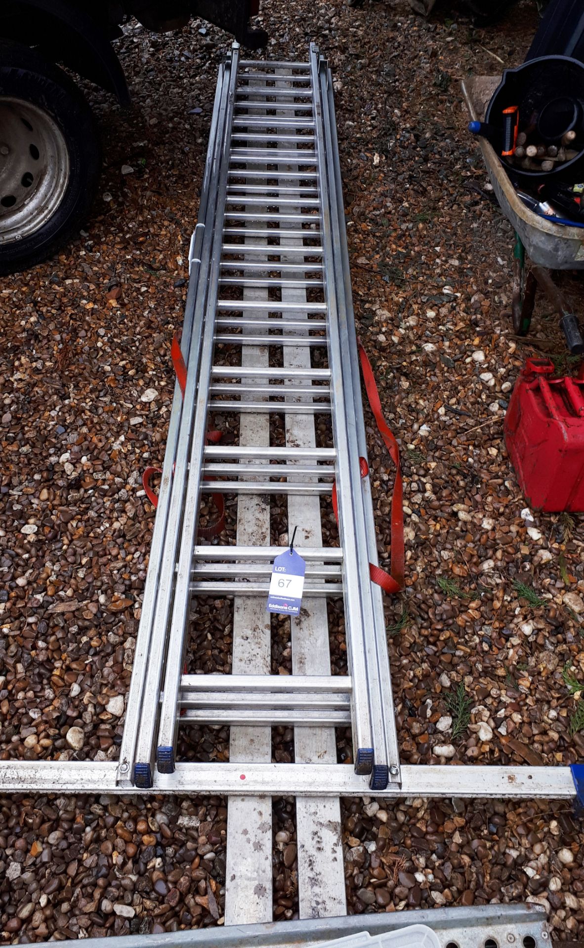 Triple extending aluminium ladders