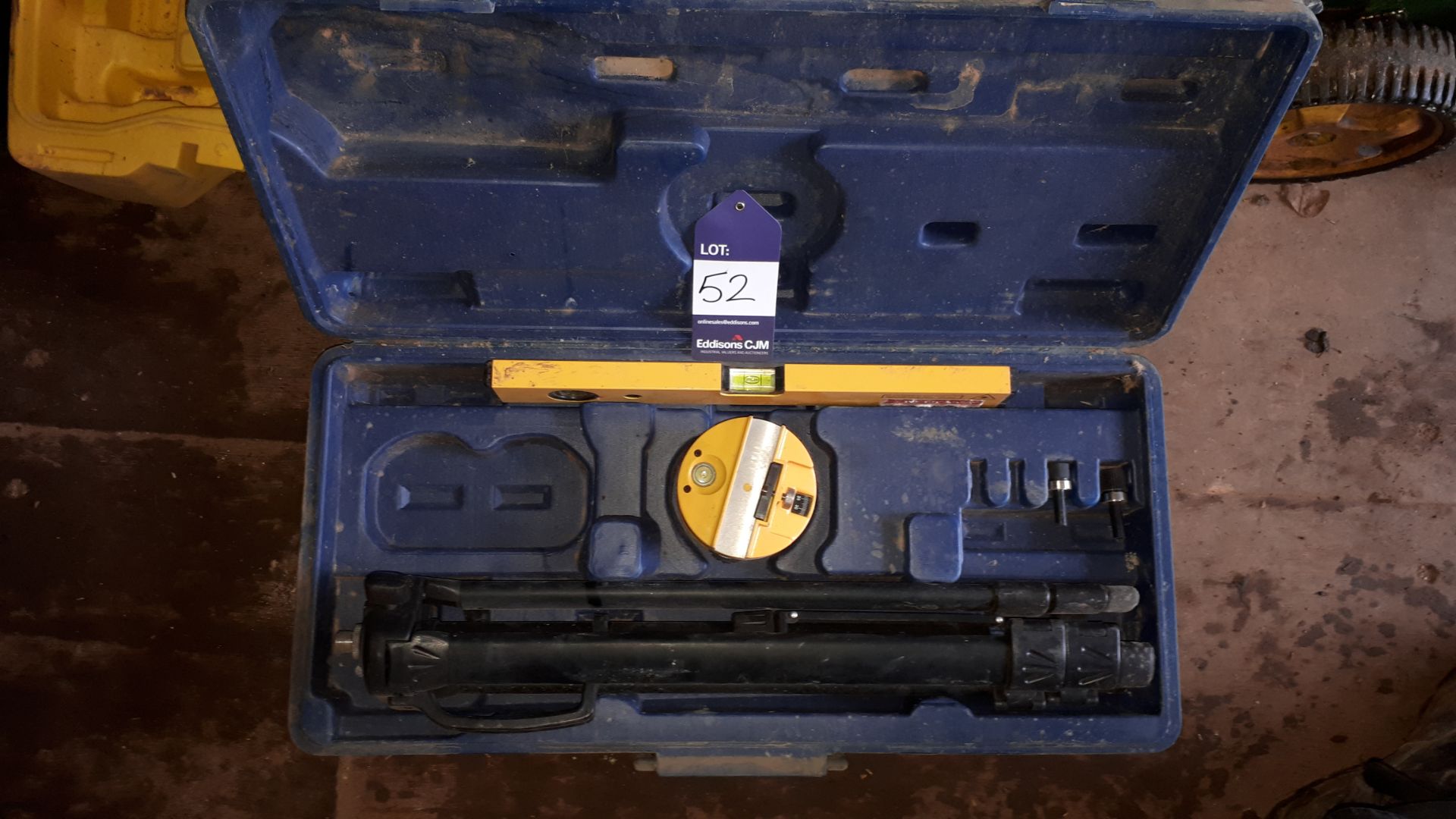 Assortment of site surveying equipment, including Leica Rugby 610 laser, Power Master laser level - Bild 2 aus 4