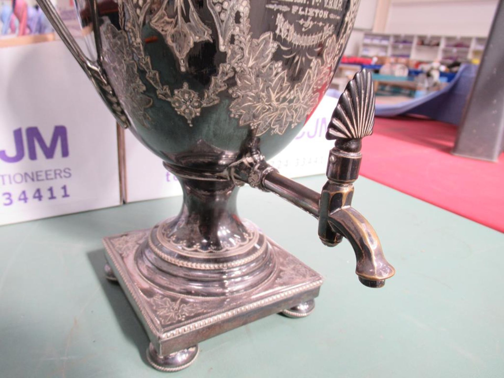 A Silver Plated Tea Urn presented in Flixton, 1895. This urn is at least a proven 125 years old - Bild 3 aus 5