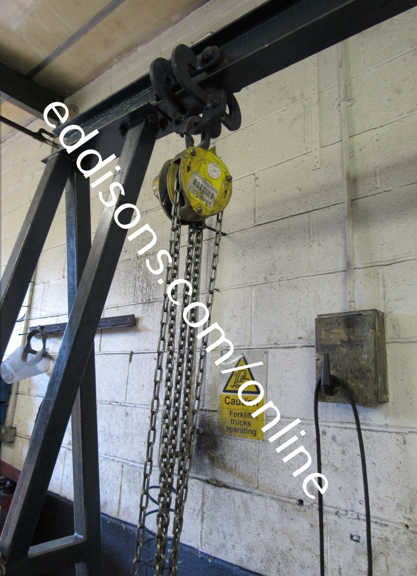 Mobile A-frame, SWL 1000KG, with Yale 1 ton manual chain hoist and various chains - Image 3 of 4