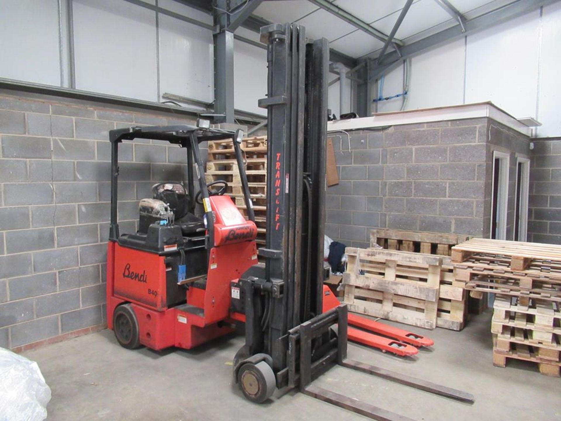 Trans lift Bendi B40 Articulated Fork Lift Truck (Does not Run) and a Chloride Motive Power 21 Ove - Image 2 of 11