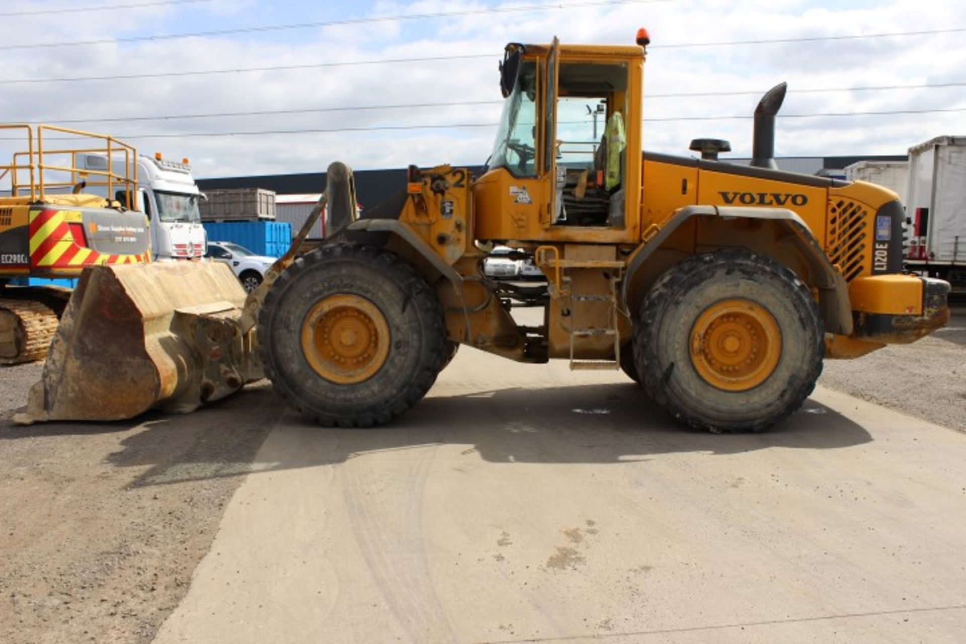 Volvo L120E Wheel Loader, Machine Mass 21,200kg, 1 - Image 2 of 10