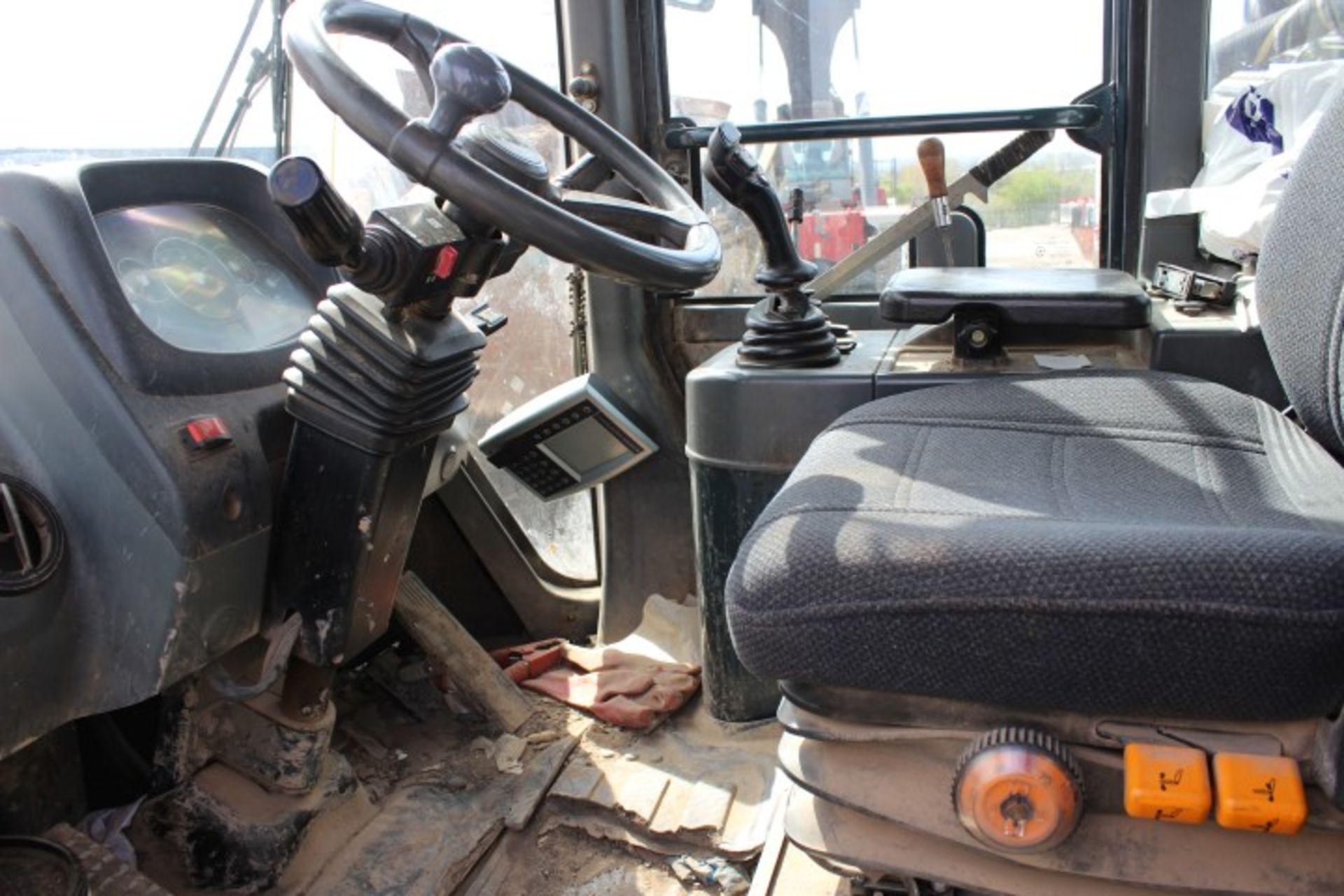 Hyundai HL757-9 Wheel Loader, 14,500Kg Operating W - Image 8 of 10