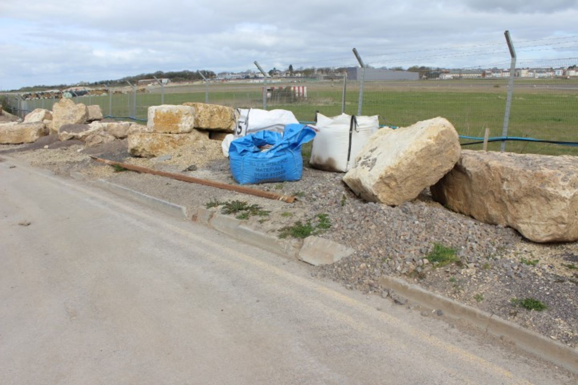 Approx. 100T of Cotswold Stone Boulders (please no