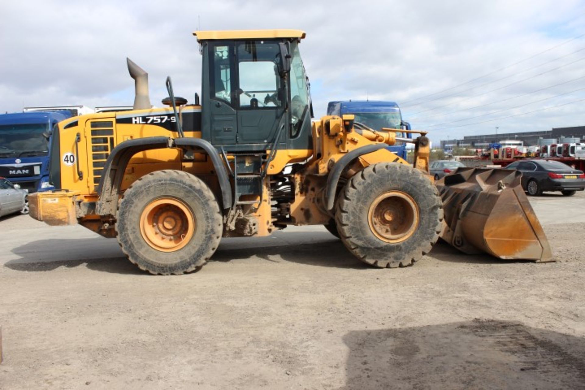 Hyundai HL757-9 Wheel Loader, 14,500Kg Operating W - Image 4 of 10