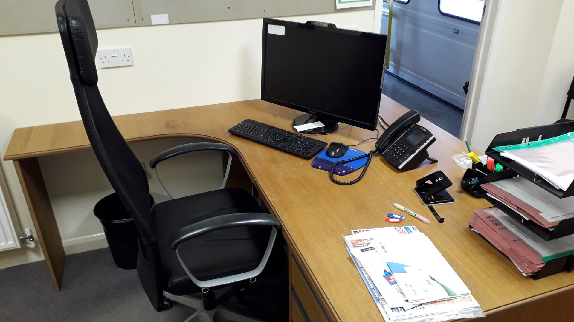 Office and contents to include all non fitted desk - Image 2 of 6