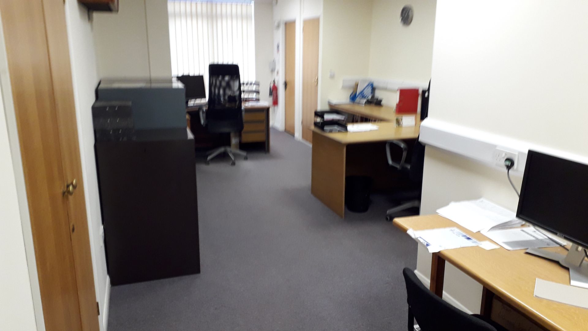 Office and contents to include all non fitted desk - Image 5 of 6