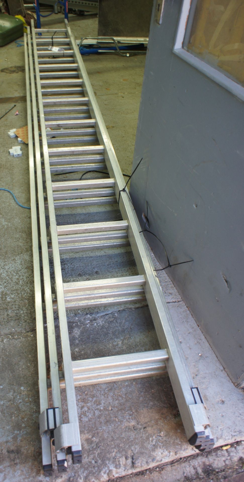 Large 3 Tier Extension Ladder - Image 2 of 3