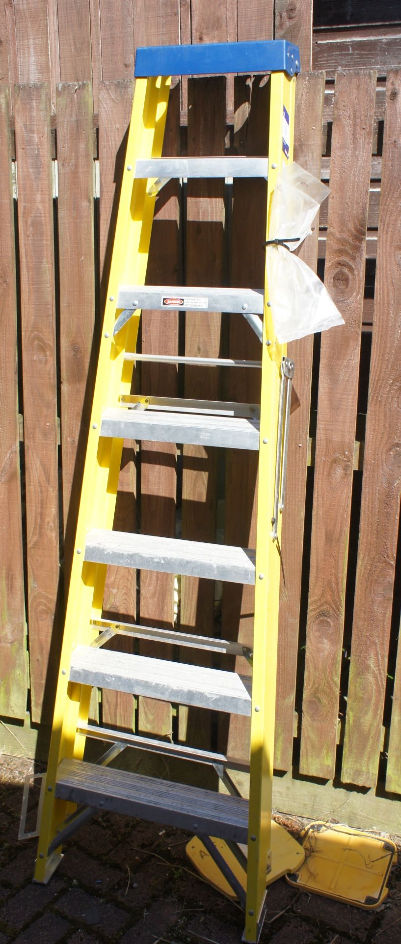 Electricians Fibre Glass 6 Tread Step Ladder - Image 2 of 3