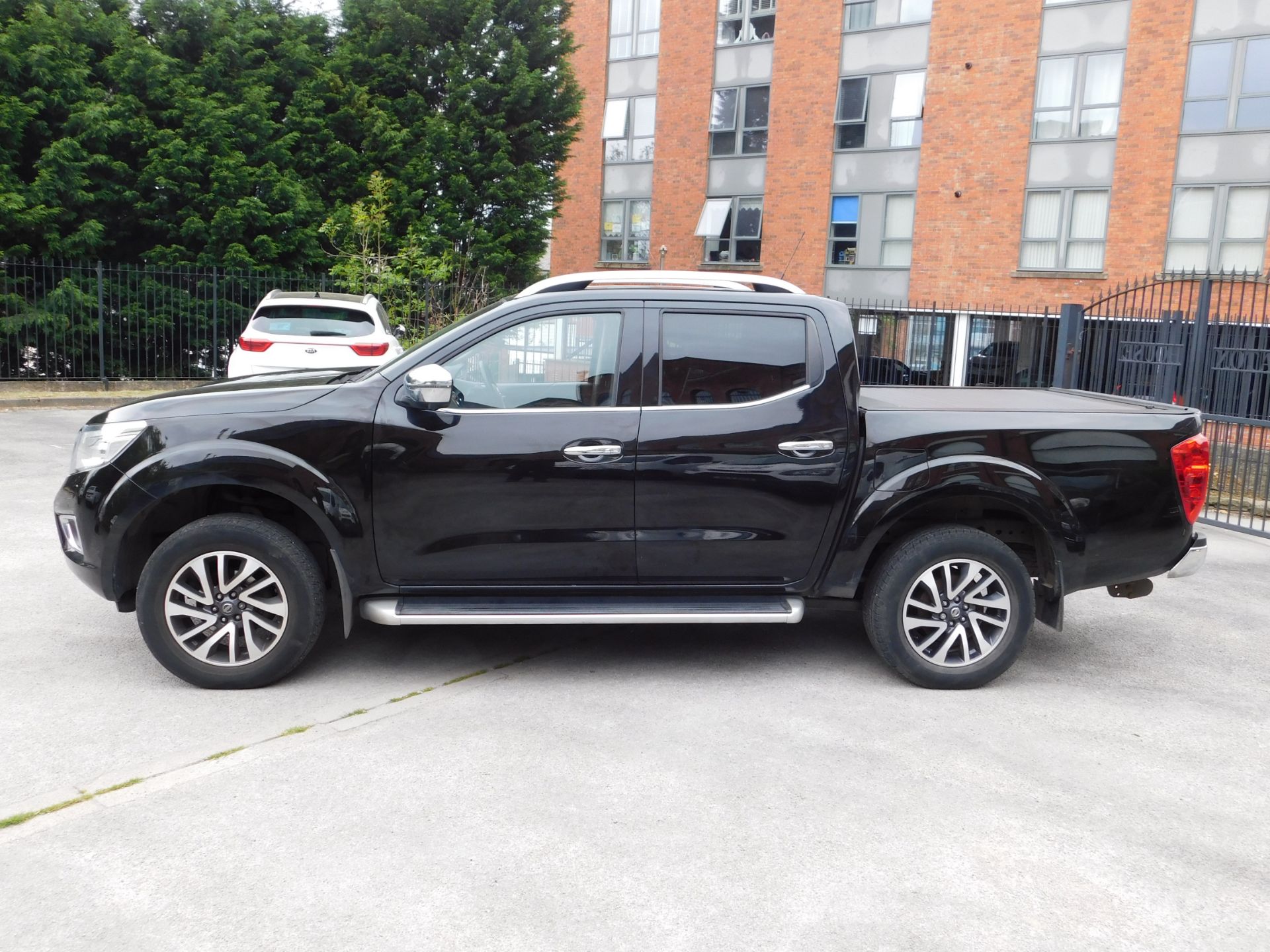 Nissan Navara Tekna NP 300 2.3DCi Auto Double Cab - Image 2 of 16