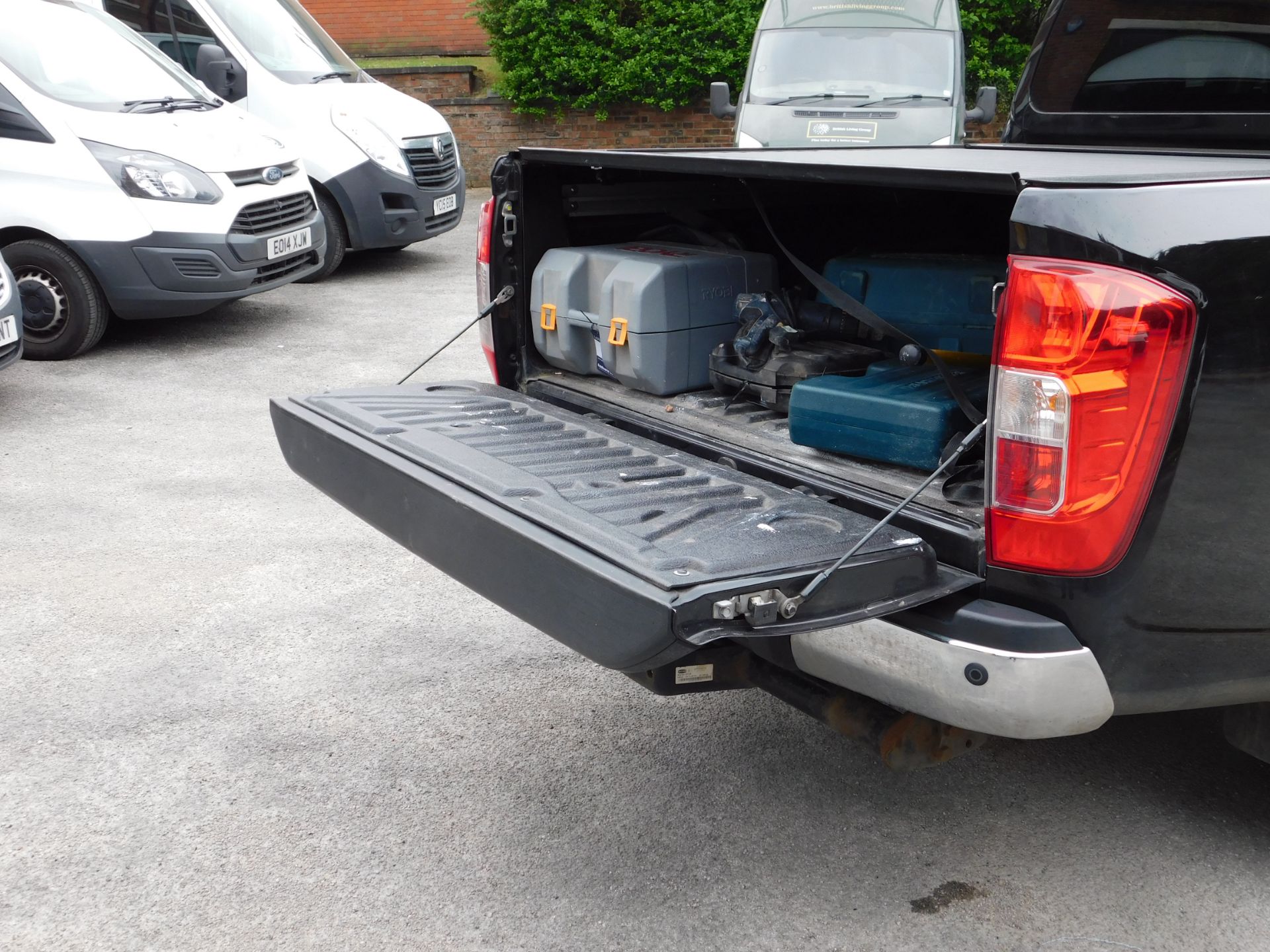 Nissan Navara Tekna NP 300 2.3DCi Auto Double Cab - Image 16 of 16