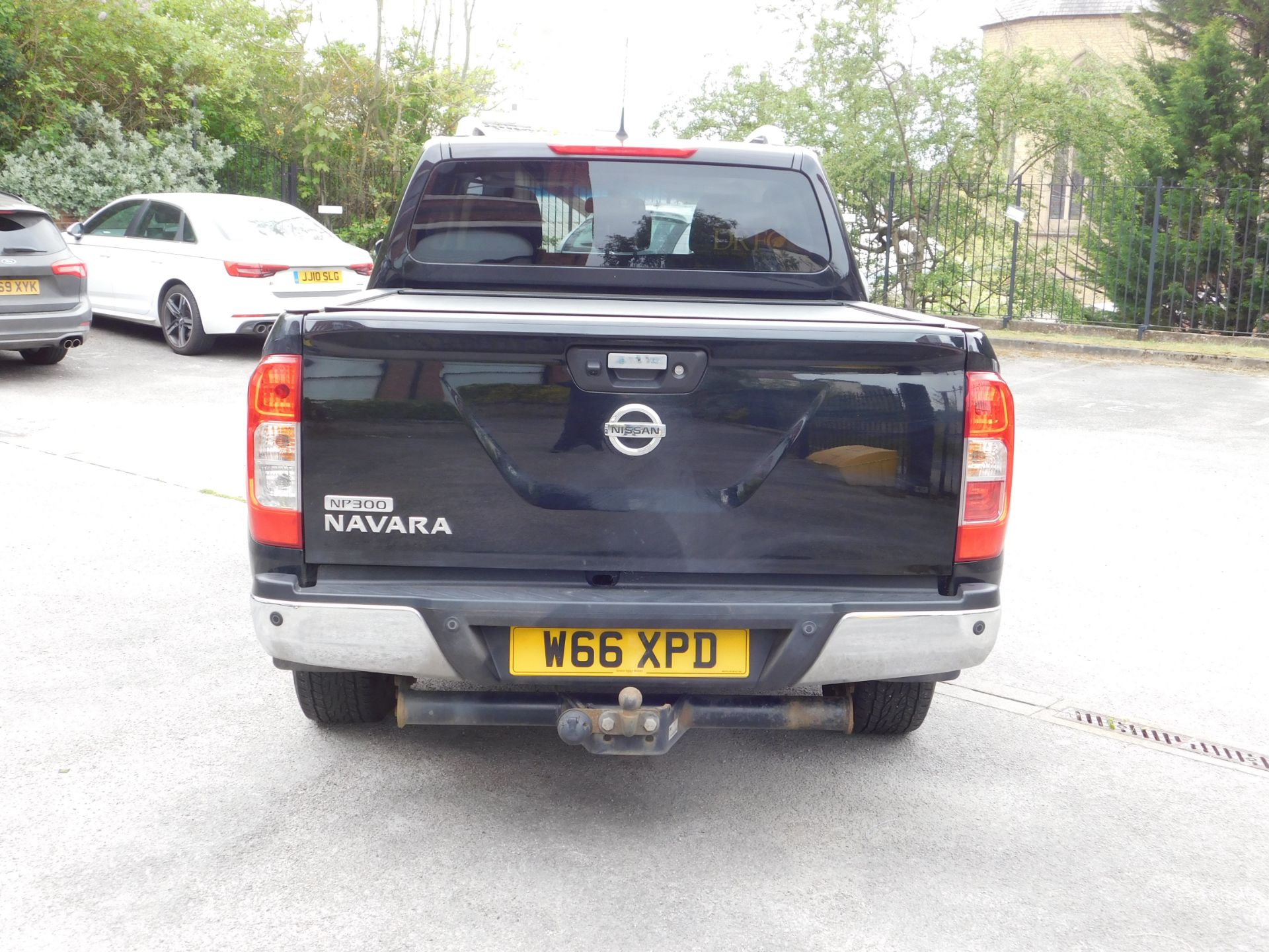 Nissan Navara Tekna NP 300 2.3DCi Auto Double Cab - Image 4 of 16