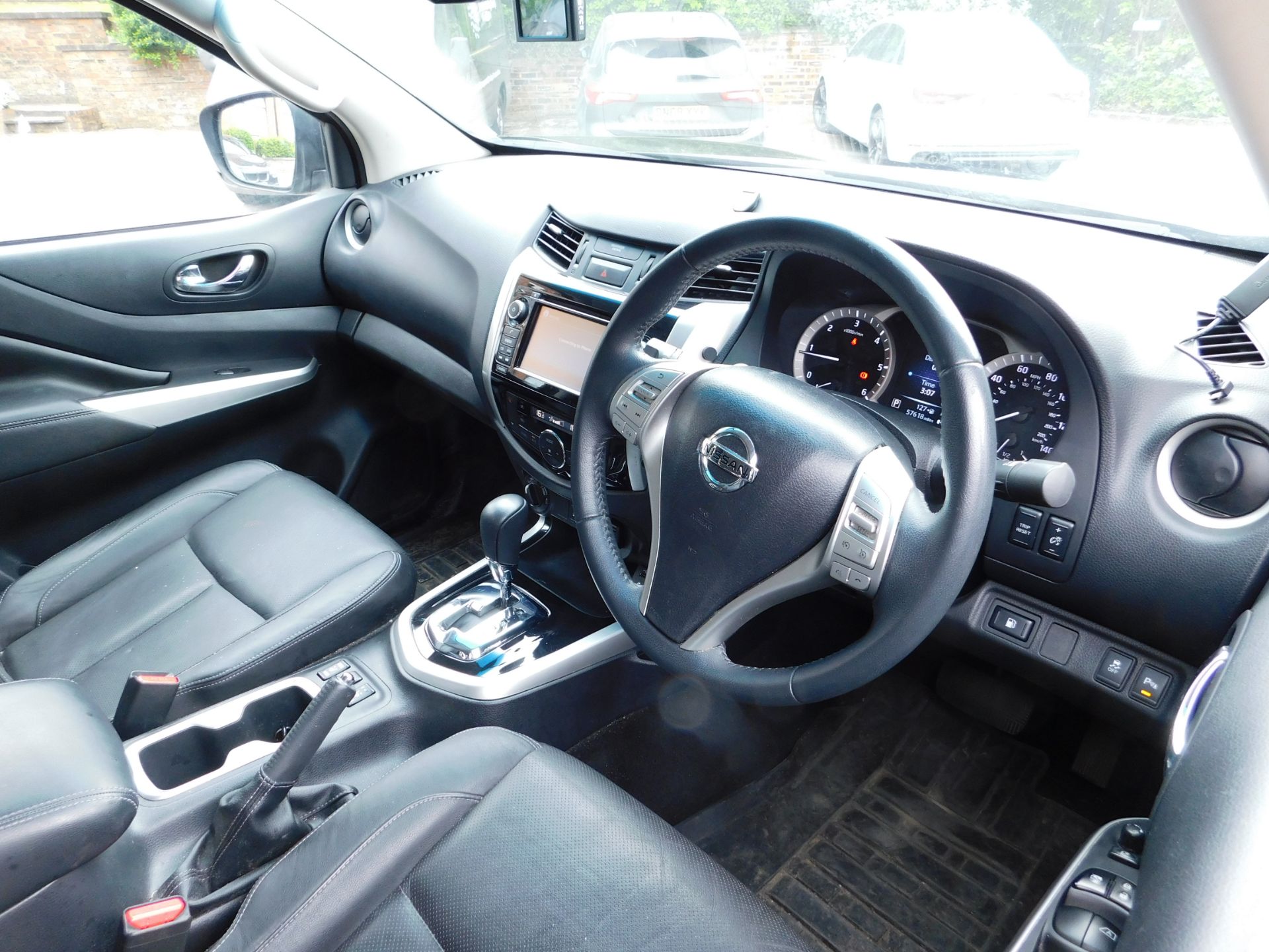 Nissan Navara Tekna NP 300 2.3DCi Auto Double Cab - Image 9 of 16