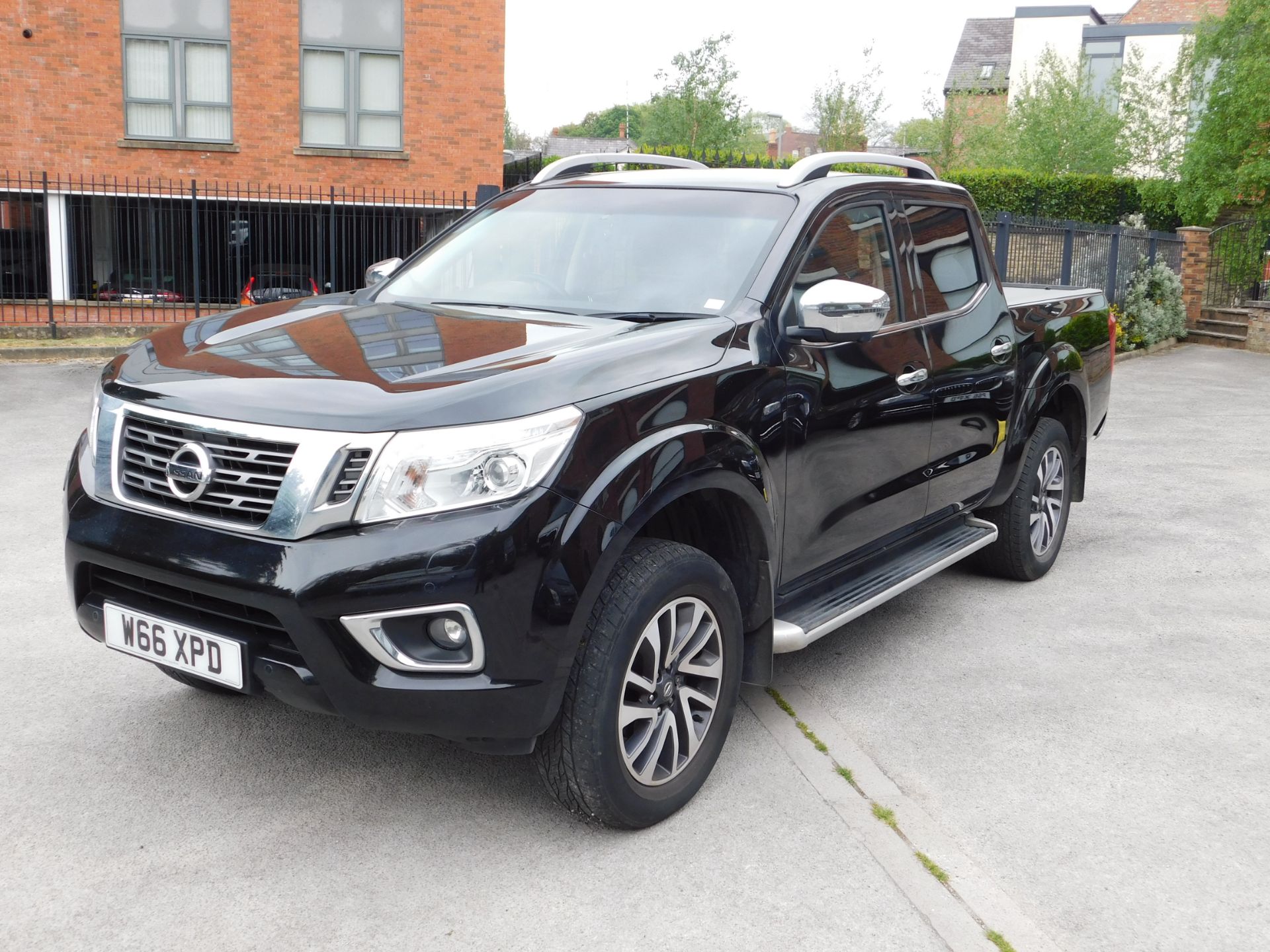 Nissan Navara Tekna NP 300 2.3DCi Auto Double Cab