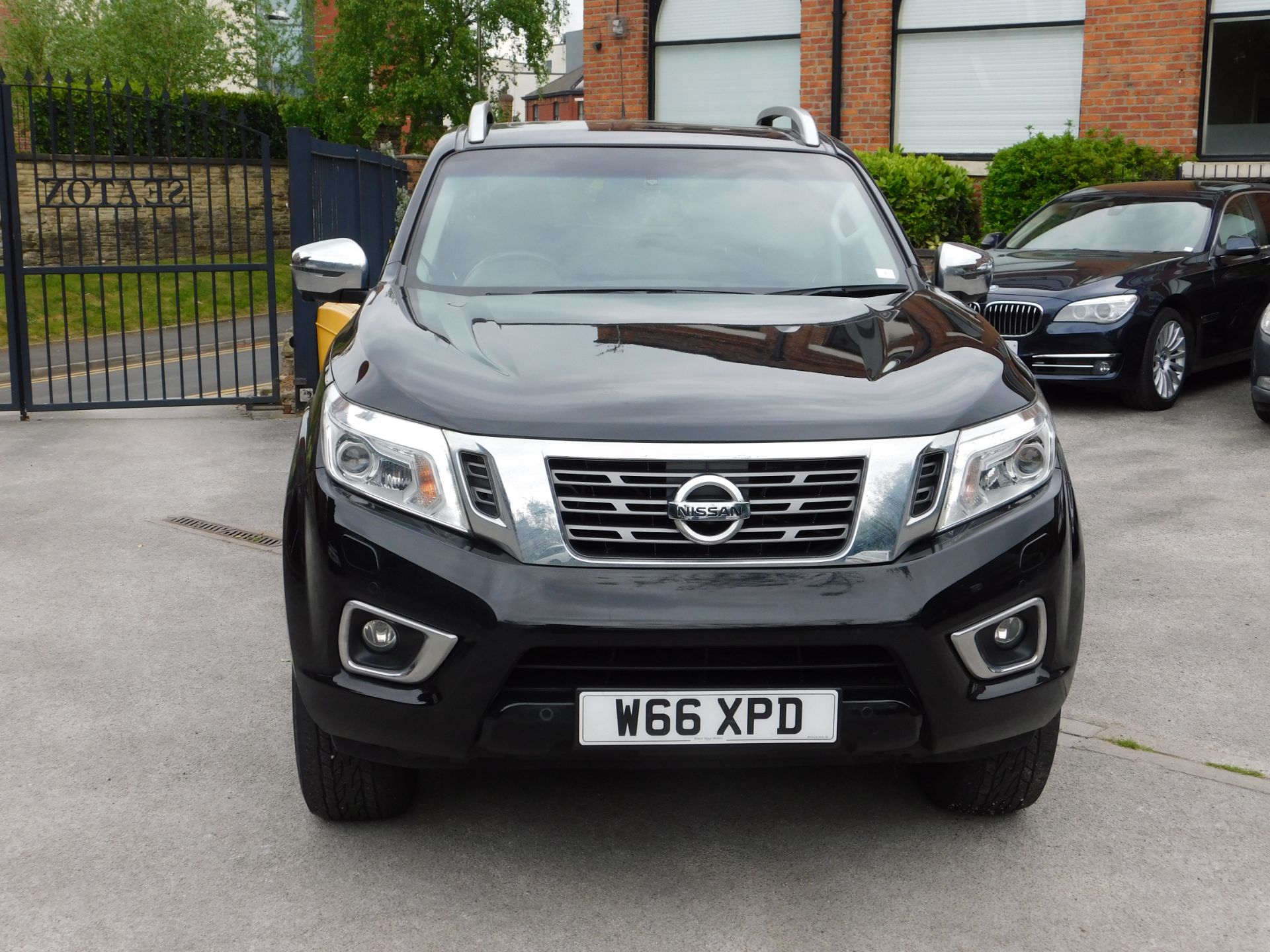 Nissan Navara Tekna NP 300 2.3DCi Auto Double Cab - Image 8 of 16