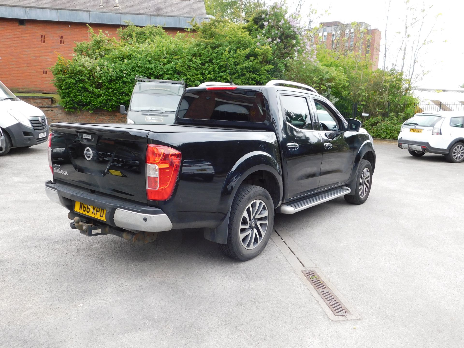 Nissan Navara Tekna NP 300 2.3DCi Auto Double Cab - Image 5 of 16