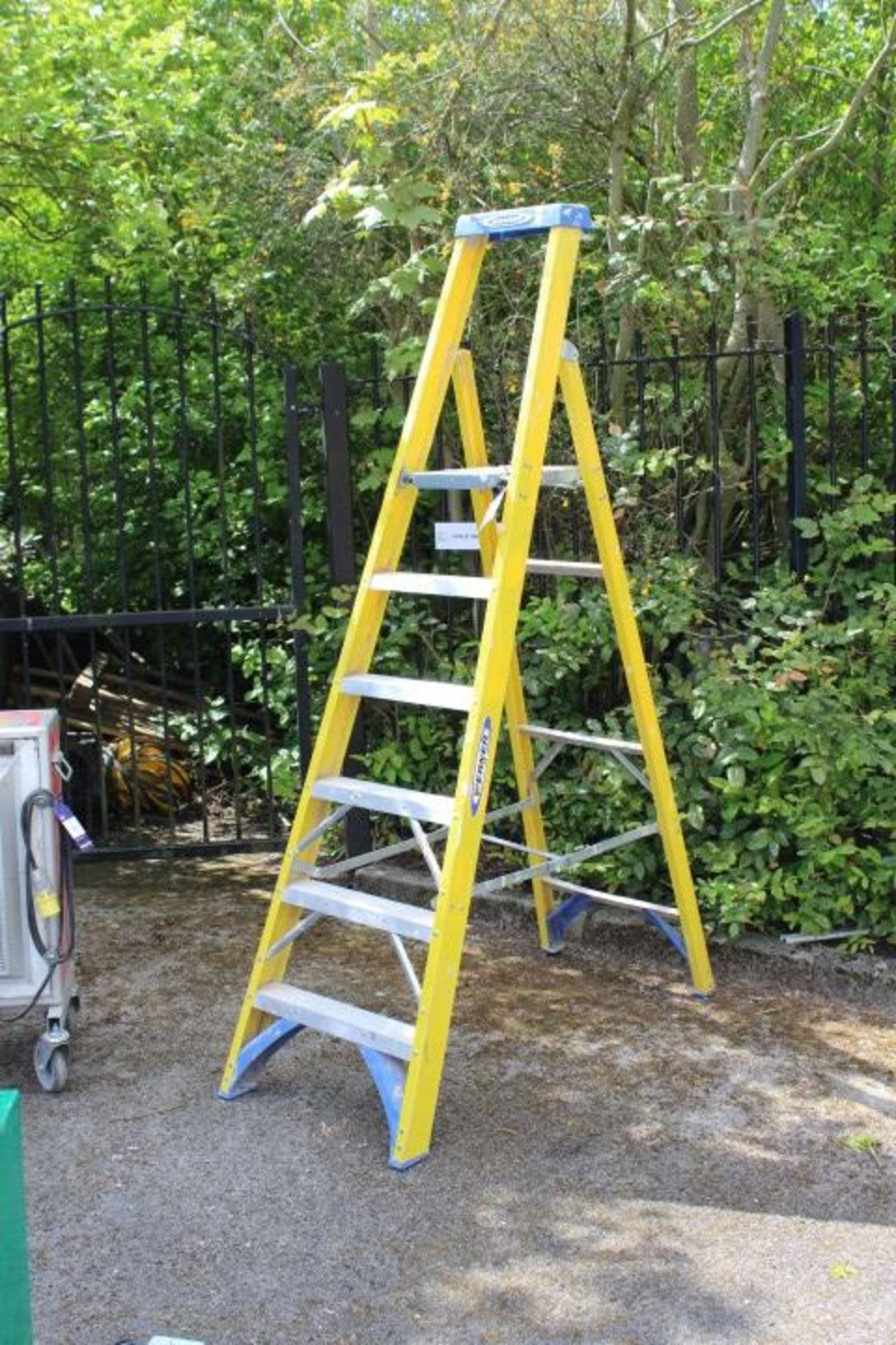 Werner Fibre Glass 6 Rung Step Ladder - Image 2 of 2