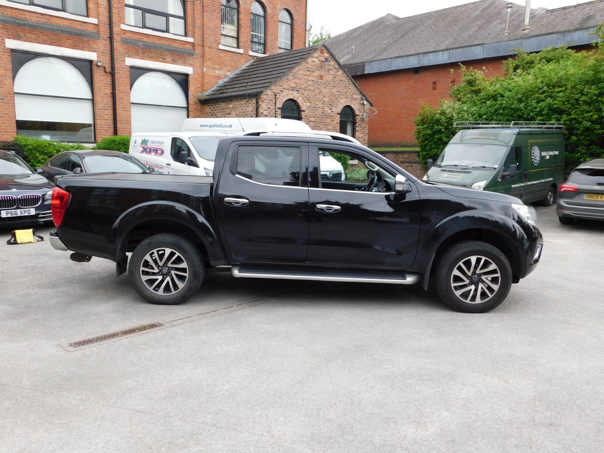 Nissan Navara Tekna NP 300 2.3DCi Auto Double Cab - Image 6 of 16