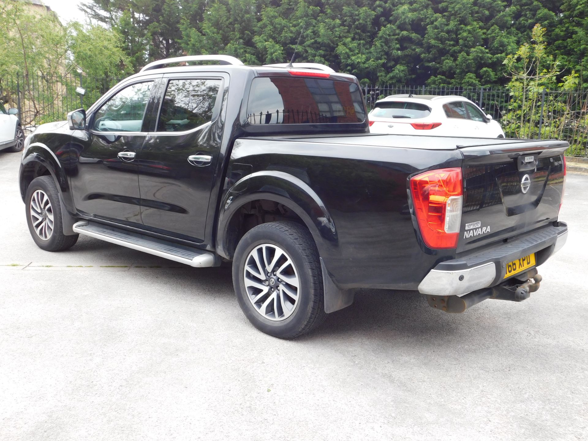 Nissan Navara Tekna NP 300 2.3DCi Auto Double Cab - Image 3 of 16