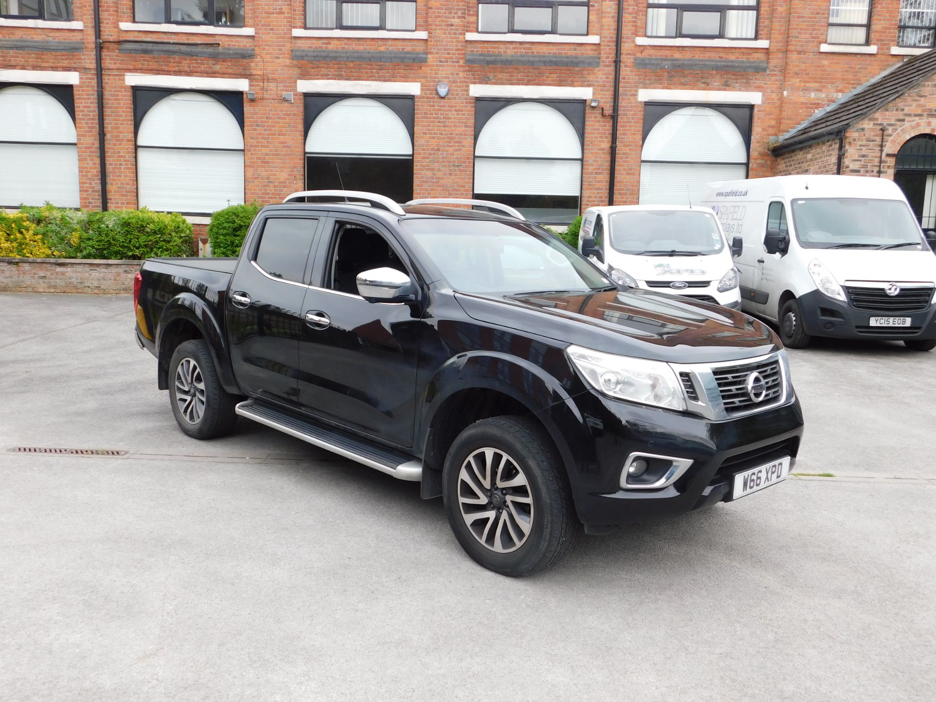 Nissan Navara Tekna NP 300 2.3DCi Auto Double Cab - Image 7 of 16