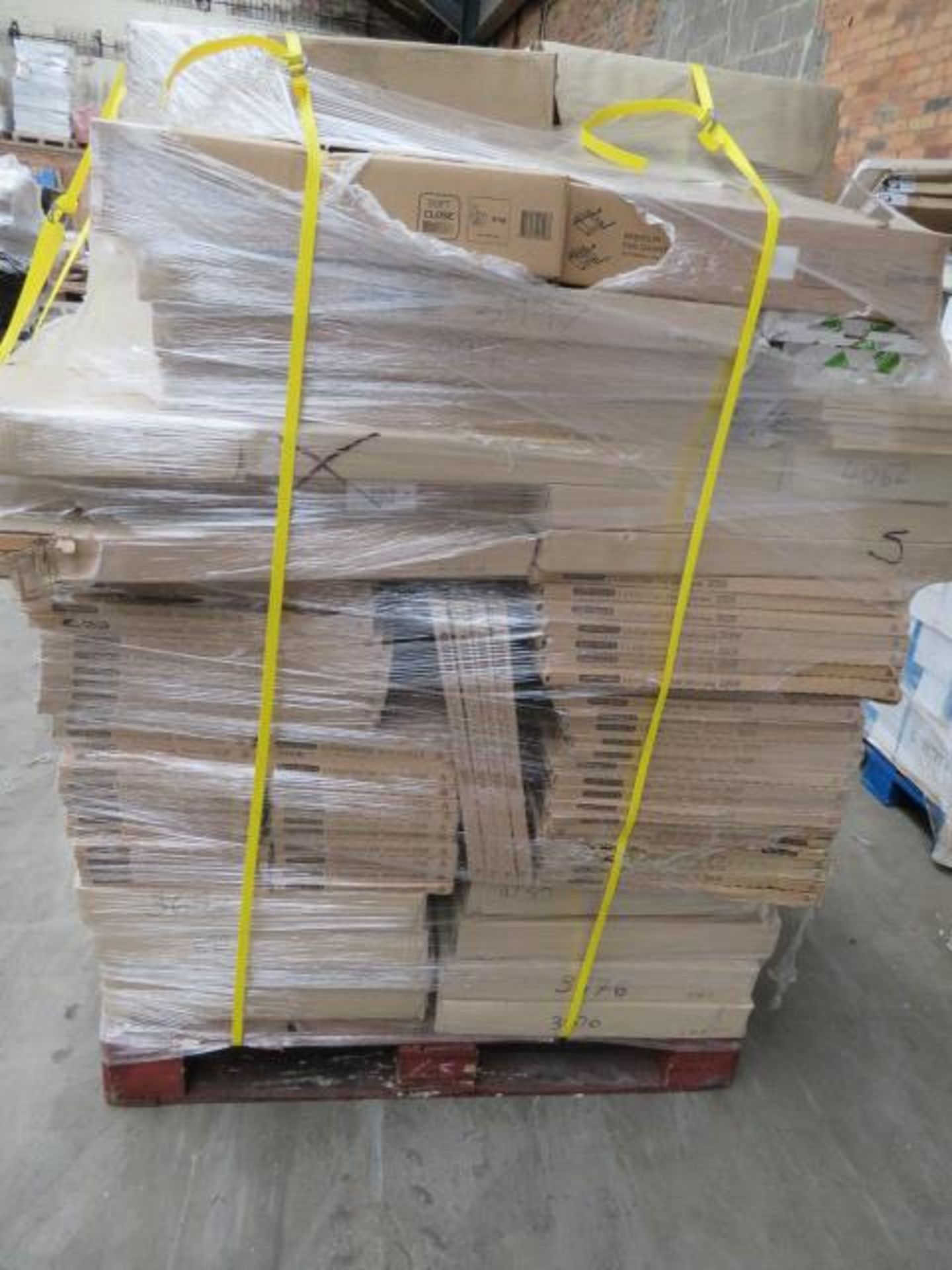 (E7) Pallet to contain approx. 22 items of kitchen stock to include:600mm base oven cabinets,