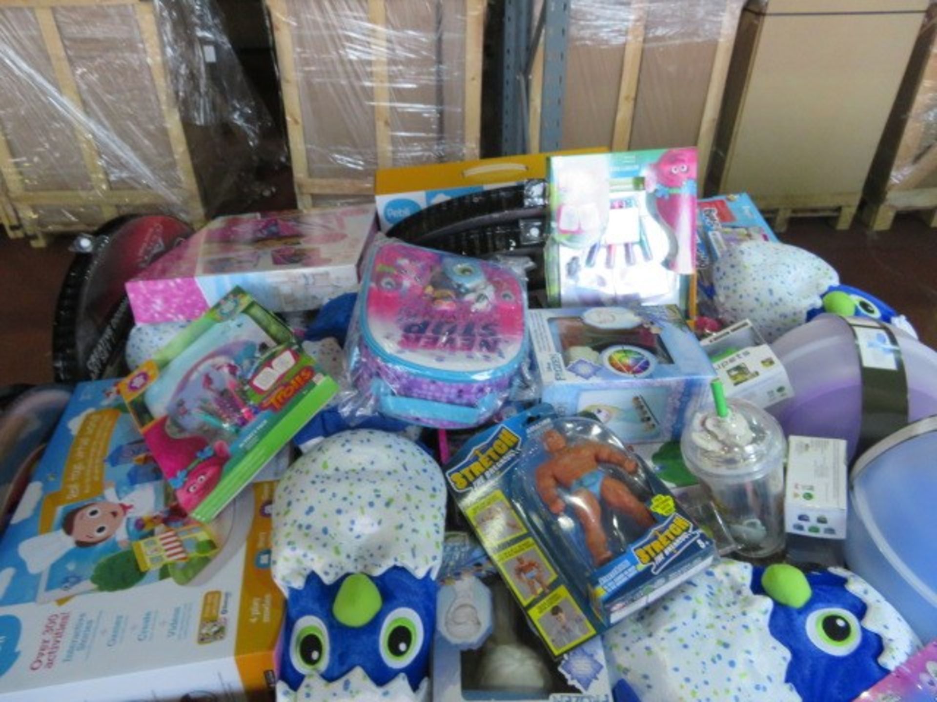 (P3) Large pallet of brand new stock to include: dreamworks trolls activity packs, disney frozen - Image 2 of 2