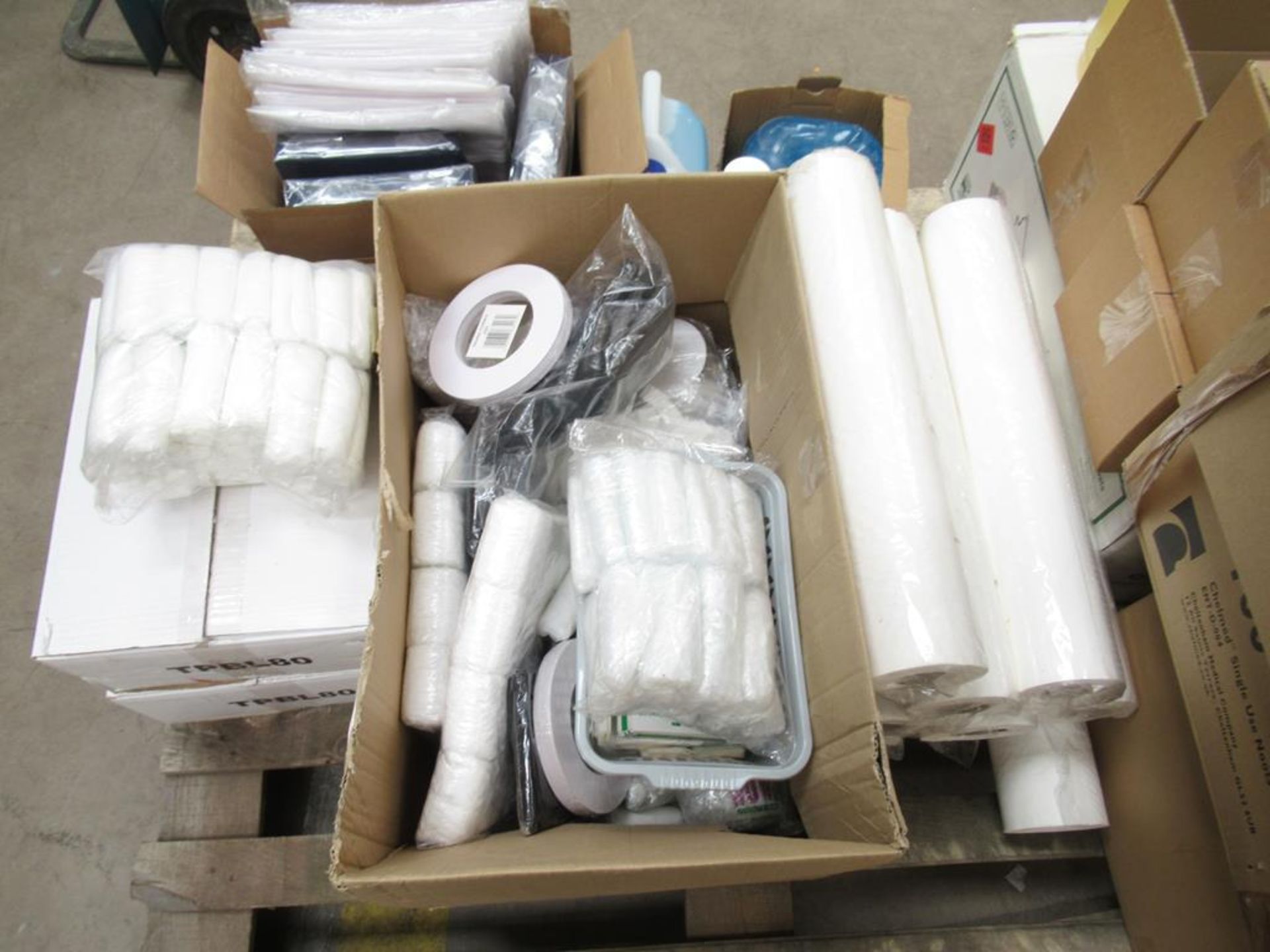 A mixed pallet to include single use Noots Ear Tanks, Green V fold Hand Towels, White Couch Rolls, U - Image 3 of 4