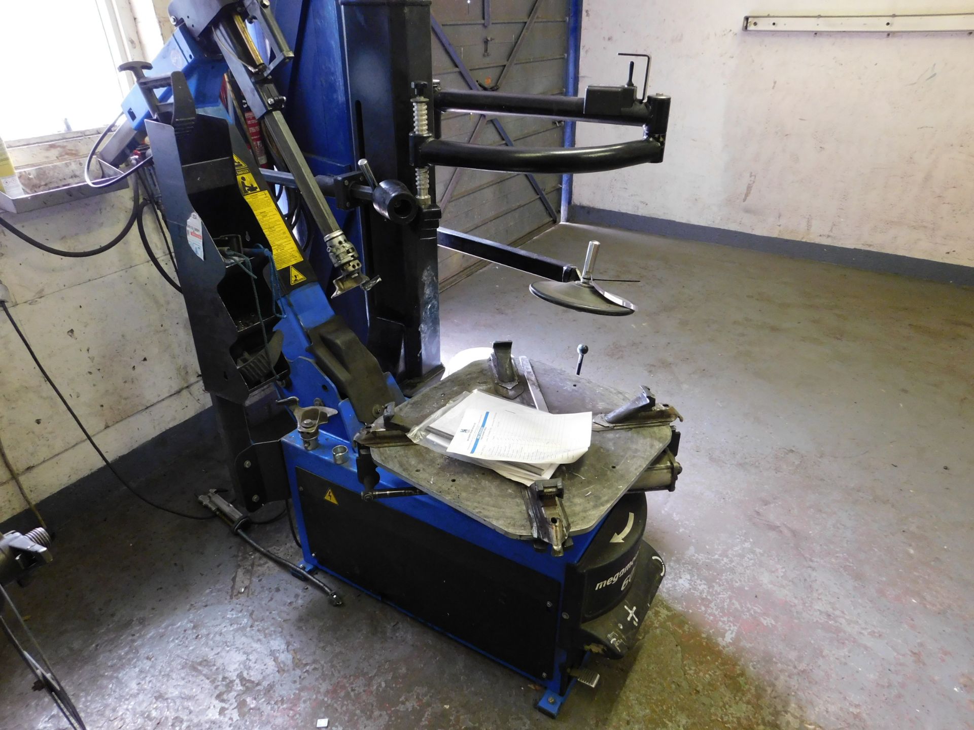 Hoffman Mega Mount 603 tyre changer (Year 2014) (advised in need of parts) – Disconnection - Image 2 of 3