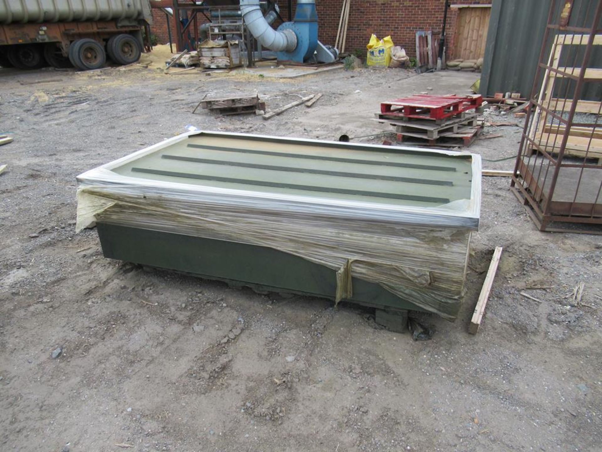 Paint Dipping Tank with the Lid Approx Dims 2280mm x 1280mm x 500mm, comes with the contents - Image 2 of 2