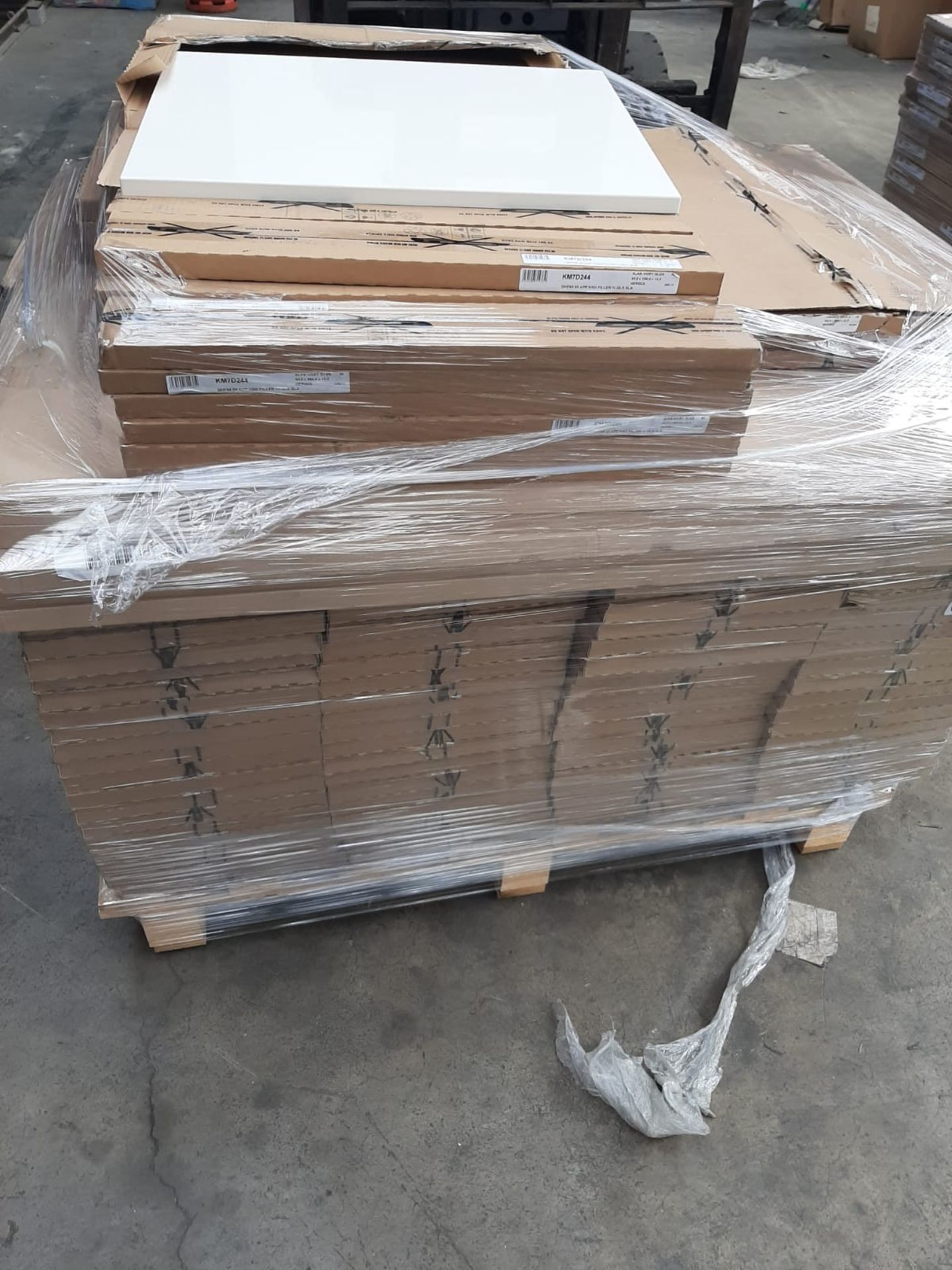 (ED26) PALLET TO CONTAIN 105 ITEMS OF NEW KITCHEN GOODS TO INCLUDE: VARIOUS WHITE & IVORY GLOSS