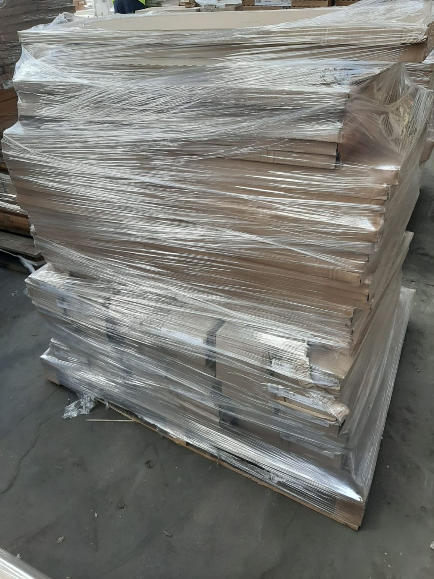 (ED4) PALLET TO CONTAIN 55 ITEMS OF NEW KITCHEN GOODS TO INCLUDE: BI FOLD SLAB DOOR GLOSS WHITE, - Image 3 of 3