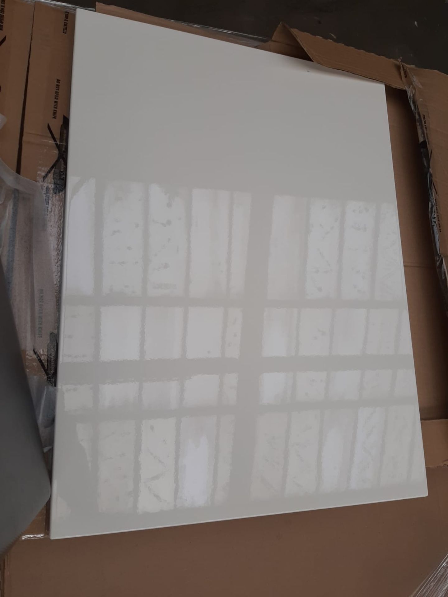 (ED26) PALLET TO CONTAIN 105 ITEMS OF NEW KITCHEN GOODS TO INCLUDE: VARIOUS WHITE & IVORY GLOSS - Image 2 of 3