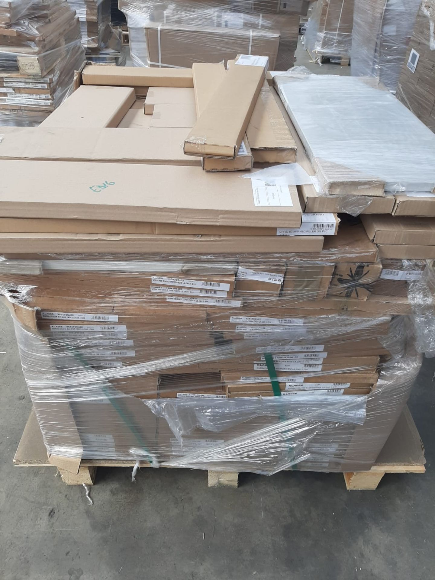 (ED16) PALLET TO CONTAIN 110 ITEMS OF NEW KITCHEN GOODS TO INCLUDE: 600MM FASCIA ONYX GREY, 90 x