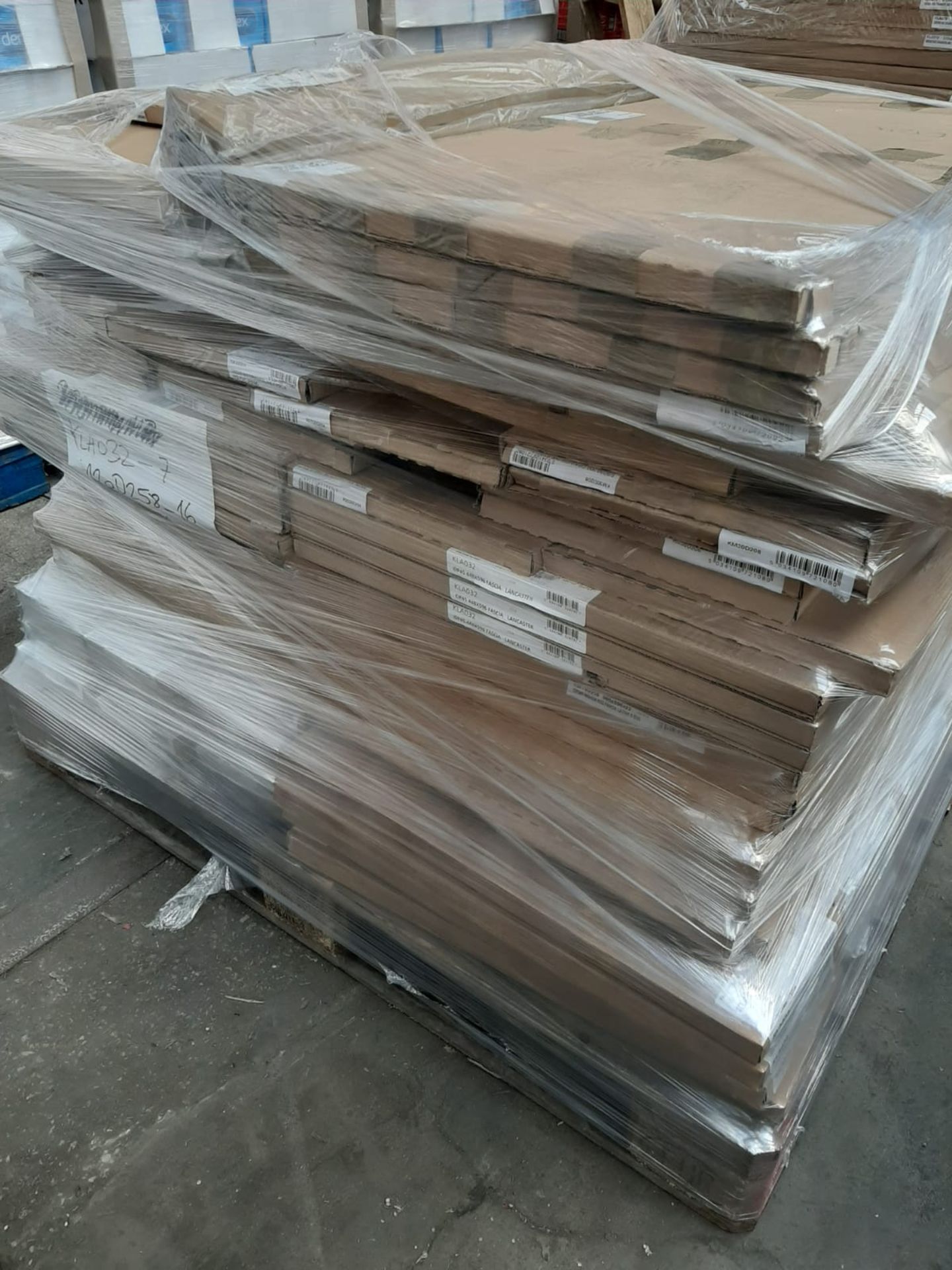 (ED5) PALLET TO CONTAIN 84 ITEMS OF NEW KITCHEN GOODS TO INCLUDE: DARK GREY 400MM BASE/WALL FASCIA/