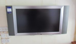 Relisys Wall Mounted 31” Colour TV