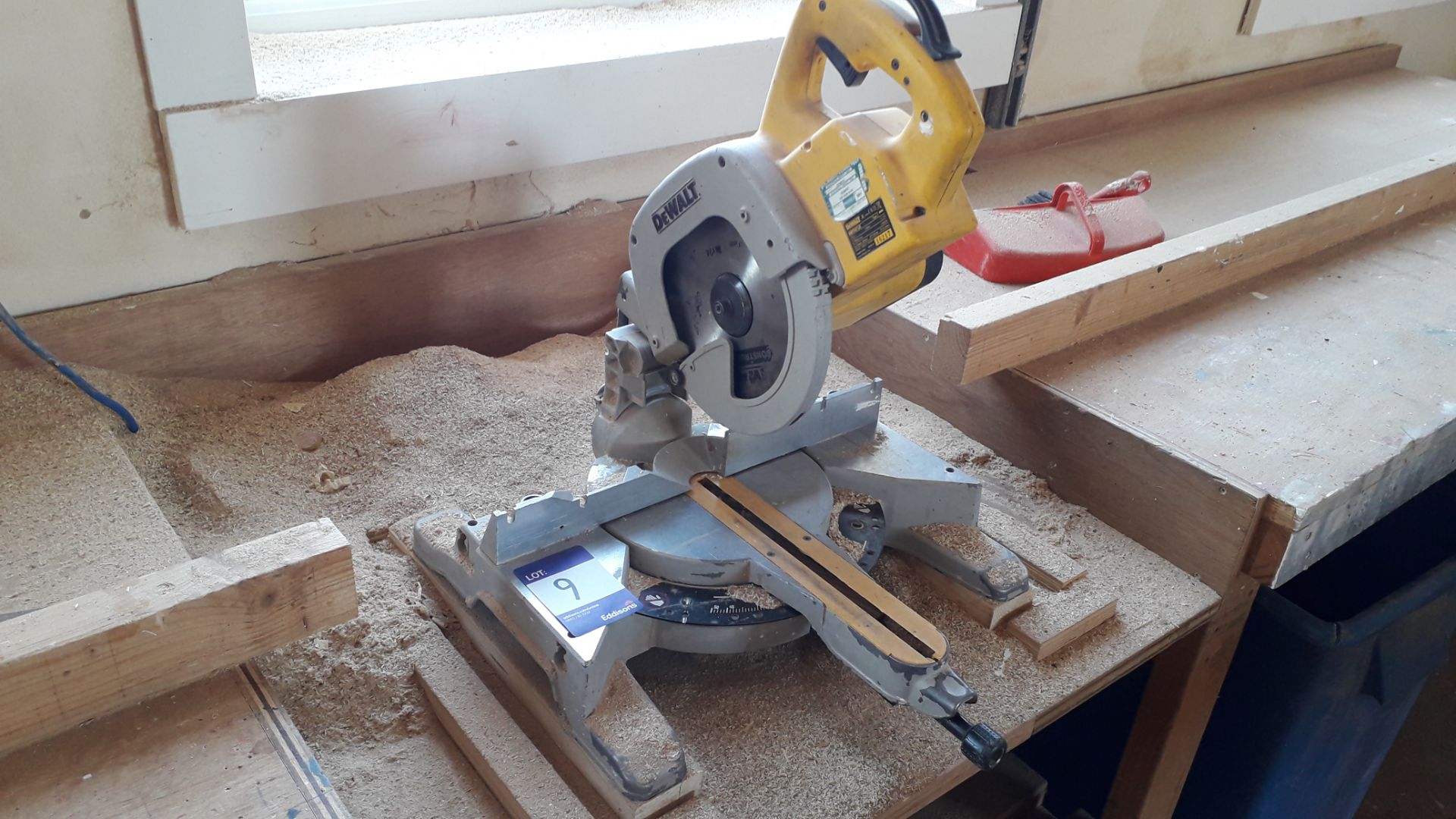 Dewalt DW707LX Mitre Saw 110v Serial Number 16217