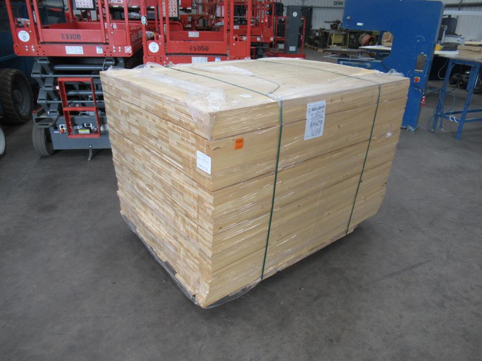 Pallet containing 1674 lats