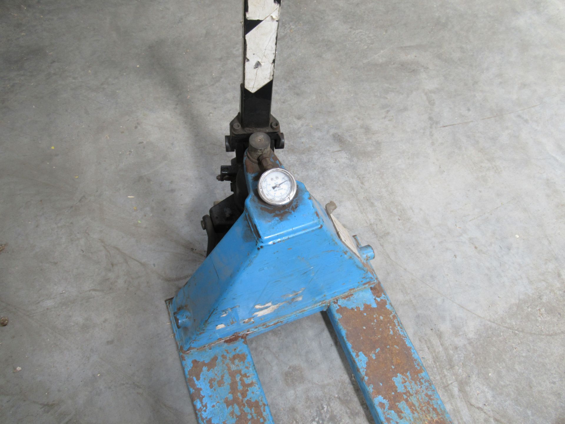 Crown Pallet Truck (Grey) - Image 2 of 2