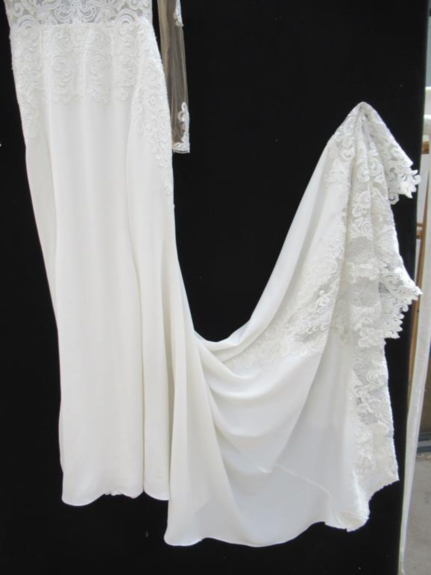 Essense of Australia 'D2124' wedding dress - Image 3 of 3