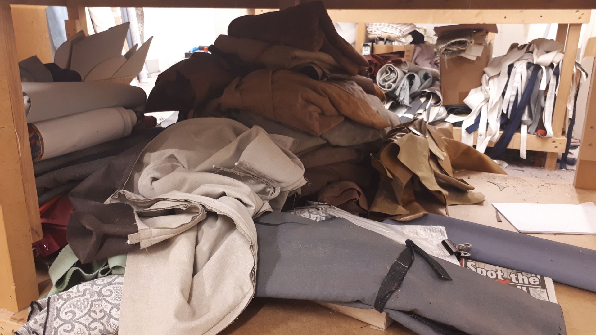 Assortment of fabric off-cuts to centre of room and under centre packing table, including leather - Image 3 of 4