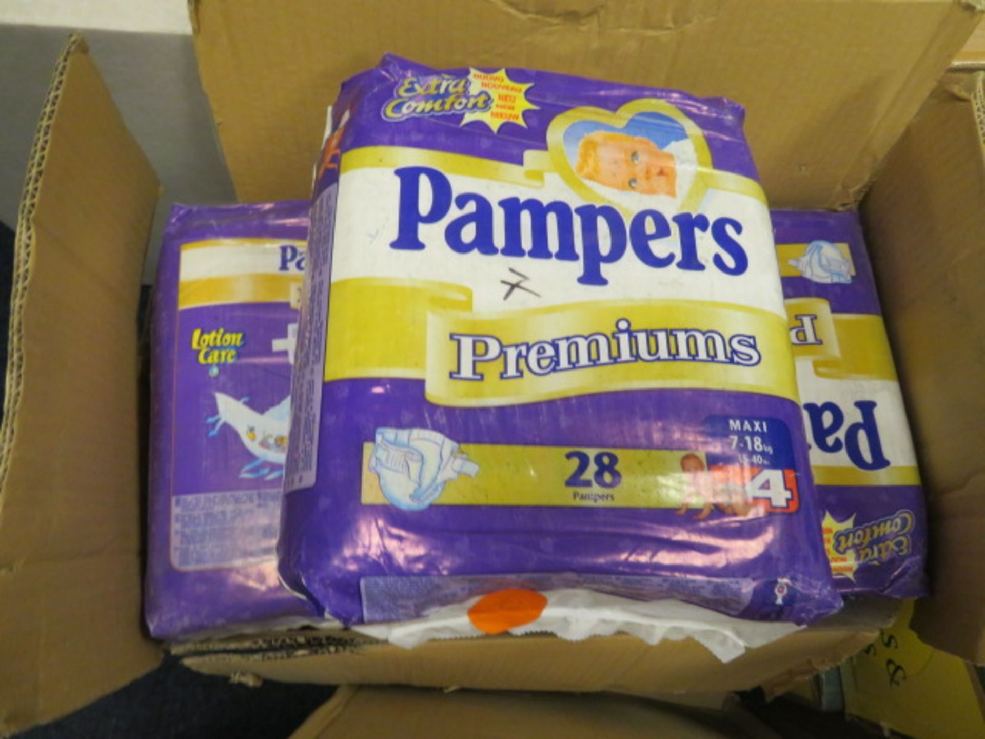 VERY LARGE QTY OF VARIOUS ITEMS TO INCLUDE: PAMPERS PREIUMS 28 PACK NAPPIES, PIZZA BOXES, 3 PACK - Image 9 of 11