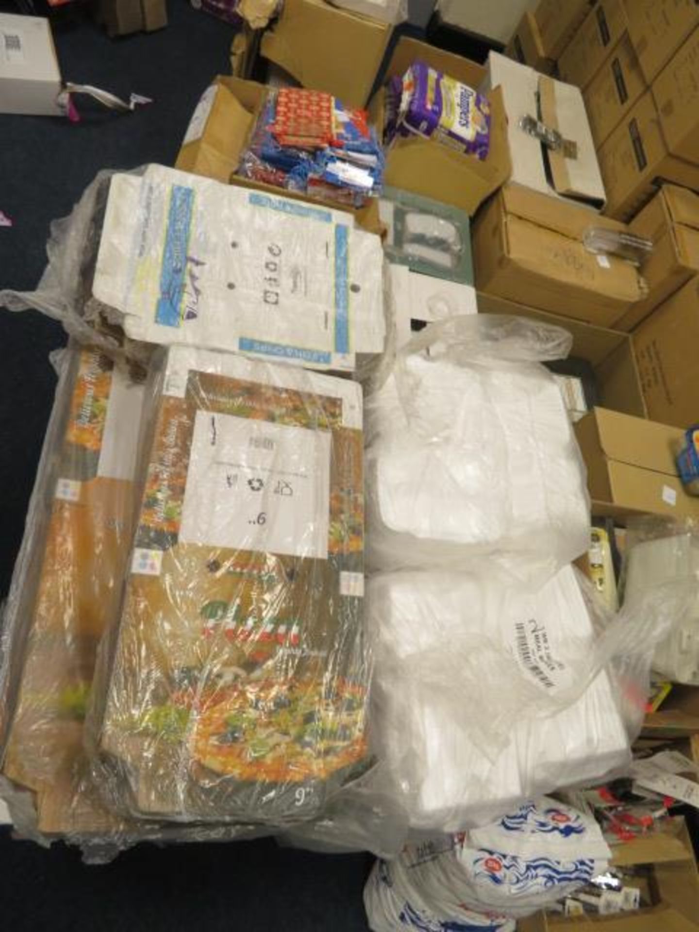 VERY LARGE QTY OF VARIOUS ITEMS TO INCLUDE: PAMPERS PREIUMS 28 PACK NAPPIES, PIZZA BOXES, 3 PACK - Image 4 of 11