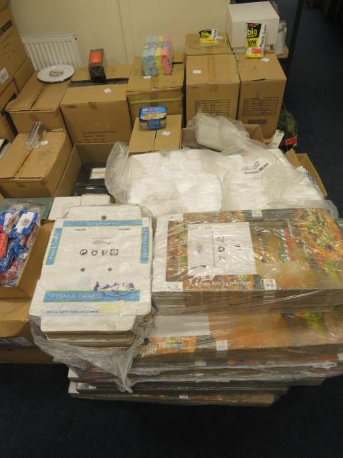 VERY LARGE QTY OF VARIOUS ITEMS TO INCLUDE: PAMPERS PREIUMS 28 PACK NAPPIES, PIZZA BOXES, 3 PACK