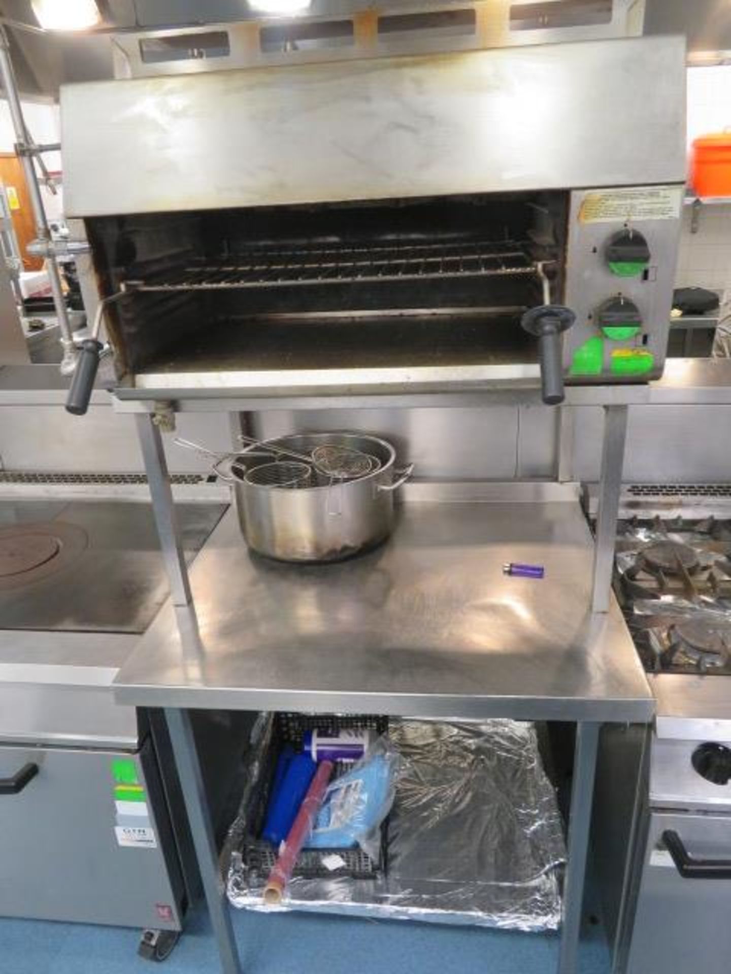 STAINLESS STEEL PIZZA OVEN ON A STAINLESS STEEL WO